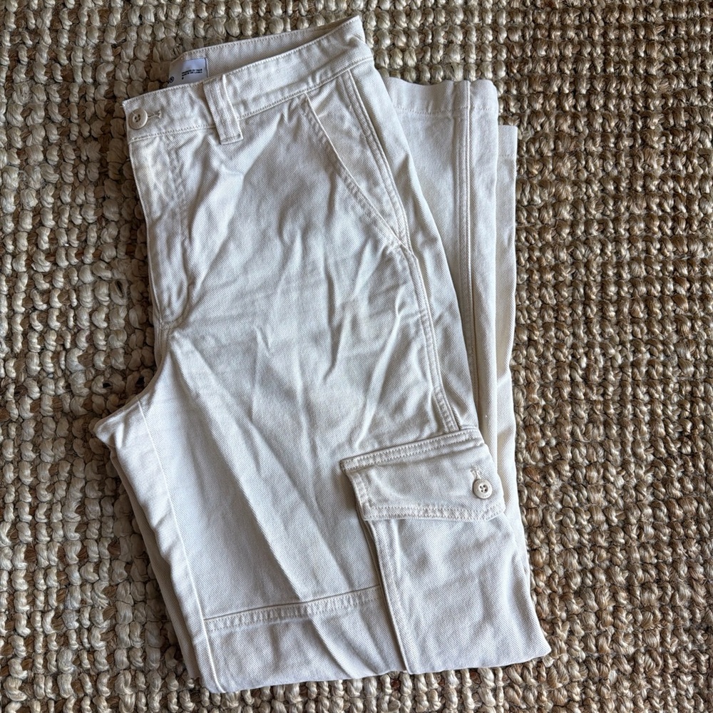 Aritzia’s TNA Women’s Cream Cargo Pants